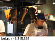 Санкт-Петербург. Повар на кухне ресторана азиатской кухни "Понг". Редакционное фото, фотограф Сергей Шелагин / Фотобанк Лори