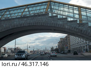 Вид на мост Богдана Хмельницкого и здание МГУ в Москве (2018 год). Редакционное фото, фотограф Дмитрий Неумоин / Фотобанк Лори