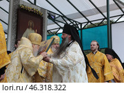 Игумен Сергий Кусков дарит митрополиту Ювеналию икону в Вознесенской Давидовой пустыни (2020 год). Редакционное фото, фотограф Дмитрий Неумоин / Фотобанк Лори
