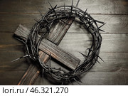Crown of thorns with cross on dark wooden background. Стоковое фото, фотограф Pixel_shot / Фотобанк Лори