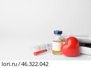 Glucometers with heart, bottle of insulin, lancet pen and syringe on white background. Diabetes concept. Стоковое фото, фотограф Pixel_shot / Фотобанк Лори