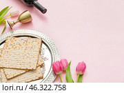 Passover Seder plate with matzo and wine on color background. Стоковое фото, фотограф Pixel_shot / Фотобанк Лори