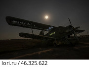 Самолет с Луной. Стоковое фото, фотограф Вадим Ашмаров / Фотобанк Лори