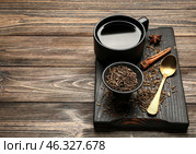 Board with dry hojicha green tea and cup of hot beverage on wooden background. Стоковое фото, фотограф Pixel_shot / Фотобанк Лори