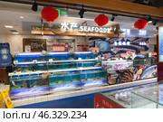Аквариумы с живыми морскими и речными морепродуктами в сетевом супермаркете Wumart. Ухань ,Китай (2024 год). Редакционное фото, фотограф Кекяляйнен Андрей / Фотобанк Лори