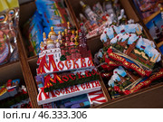 Туристические памятные магнитики с изображением храмов и Московского кремля на прилавке сувенирной лавки в центре города Москвы, Россия. Редакционное фото, фотограф Николай Винокуров / Фотобанк Лори