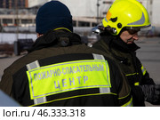 Сотрудник МЧС России стоит у автомобиля специальной службы в городе Москве, Россия. Редакционное фото, фотограф Николай Винокуров / Фотобанк Лори