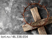 Crown of thorns with wooden cross on grunge background. Стоковое фото, фотограф Pixel_shot / Фотобанк Лори