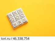 Tic-tac-toe game on orange background. Стоковое фото, фотограф Pixel_shot / Фотобанк Лори