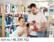Man and boy scanning qr code for unclogging. Стоковое фото, фотограф Яков Филимонов / Фотобанк Лори