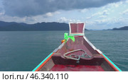 Moving long tail boat on lake (2017 год). Стоковое видео, видеограф Михаил Коханчиков / Фотобанк Лори