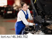 Female mechanic changing air filter in car engine. Стоковое фото, фотограф Яков Филимонов / Фотобанк Лори