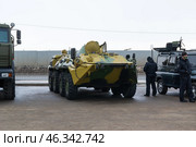 Учебный плавающий бронетранспортёр БТР-80 на набережной Волги. Волгоград, Россия. (2022 год). Редакционное фото, фотограф Андрей Цыганков / Фотобанк Лори