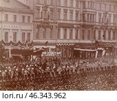 Церемония похорон императора Александра III. В Петербурге траурная процессия прошла от Николаевского вокзала через Невский проспект, Николаевский (Благовещенский) мост в Петропавловский собор. 1 ноября 1894, Санкт-Петербург. Стоковое фото, фотограф Сергей Елизарьев / Фотобанк Лори