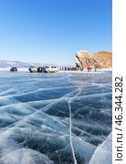 BAIKAL LAKE, OGOY ISLAND, IRKUTSK REGION, RUSSIA -  February 22, 2025: Group of tourists arrived in SUVs across beautiful blue ice of frozen Small Sea to famous Cape Dragon on Ogoy Island. Редакционное фото, фотограф Виктория Катьянова / Фотобанк Лори
