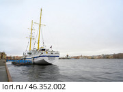 SAINT-PETERSBURG, RUSSIA - NOVEMBER 9, 2024. A sailing ship moored on the Neva River. Редакционное фото, фотограф Сергей Фролов / Фотобанк Лори