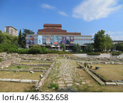 Stara Zagora, Bulgaria. July 23, 2024.City center.View of the opera house and the ancient forum of Augustus Trajan. Редакционное фото, фотограф Мария Фетисова / Фотобанк Лори
