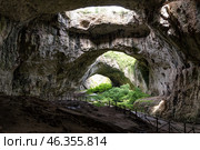 Пещера Деветашка (Holes Devetashka Cave)- это большая карстовая пещера, расположенная примерно в 7 км к востоку от Лестницы и в 15 км к северо-востоку от Ловеча, недалеко от деревни Деветаки. Болгария. Стоковое фото, фотограф Дымов Игорь / Фотобанк Лори