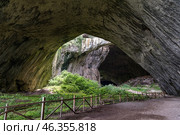 Пещера Деветашка  (Holes Devetashka Cave)- это большая карстовая пещера, расположенная примерно в 7 км к востоку от Лестницы и в 15 км к северо-востоку от Ловеча, недалеко от деревни Деветаки. Болгария. Стоковое фото, фотограф Дымов Игорь / Фотобанк Лори