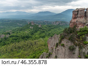 Вид на скалы Белоградчик (Belogradchik) ,природная достопримечательность, Болгария (2019 год). Стоковое фото, фотограф Дымов Игорь / Фотобанк Лори