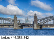 Большеохтинский мост (Мост Императора Петра Великого) солнечным весенним днем. Санкт-Петербург (2023). Редакционное фото, фотограф Дмитрий Мельников / Фотобанк Лори