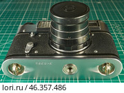 Karachev, Bryansk region Russia - February, 25, 2025: Retro photographic equipment of the USSR – FED-5 rangefinder film camera with an Industar-61L/D lens. Close-up. Virtual Museum of Electronics. Редакционное фото, фотограф Андрей Жигальцов / Фотобанк Лори