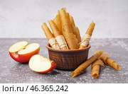 Bowl of tasty apple pastilles on table. Стоковое фото, фотограф Pixel_shot / Фотобанк Лори