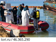 Спуск водолаза МЧС на поиск мазута. Стоковое фото, фотограф Алексей Шматков / Фотобанк Лори