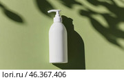 White cosmetic plastic bottle with pump packaging for cream, lotion, medicine, shampoo or liquid soap isolated on pastel pale green background. Blank skincare beauty product tube template. Empty jar. Стоковое AI-видео, аниматор Марина Демидюк / Фотобанк Лори
