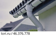 Contemporary Gutter Installed on a Residential House Roof to Enhance Functionality. Clean well maintained rain gutter system. Roof architecture effectively. Polymer storm drainage. Home architectural. Стоковое AI-видео, аниматор Марина Демидюк / Фотобанк Лори