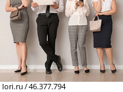 Business people waiting in line indoors. Стоковое фото, фотограф Pixel_shot / Фотобанк Лори