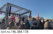 Москва. Люди слушают выступление музыкантов в парке Горького. Редакционное видео, видеограф Анастасия / Фотобанк Лори