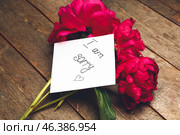 Flowers and paper sheet with text I AM SORRY on wooden background. Стоковое фото, фотограф Pixel_shot / Фотобанк Лори