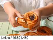 Woman eating tasty cruffins with chocolate at table. Стоковое фото, фотограф Pixel_shot / Фотобанк Лори