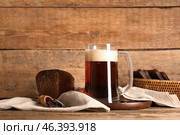Mug of fresh kvass and bread on wooden background. Стоковое фото, фотограф Pixel_shot / Фотобанк Лори