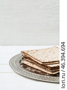 Passover Seder plate with matzo on table, closeup. Стоковое фото, фотограф Pixel_shot / Фотобанк Лори