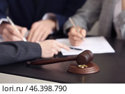 Couple signing divorce decree in lawyer's office. Стоковое фото, фотограф Pixel_shot / Фотобанк Лори