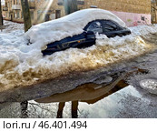 Автомобиль под снегом на улице (2024 год). Стоковое фото, фотограф Владимир Шипикин / Фотобанк Лори
