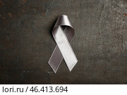 Parkinson's awareness ribbon on grey background. Стоковое фото, фотограф Pixel_shot / Фотобанк Лори