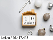 Calendar with text 10 DAYS UNTIL HOLIDAYS and Christmas decor on white background. Стоковое фото, фотограф Pixel_shot / Фотобанк Лори