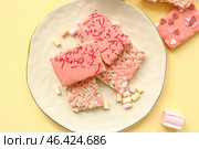 Plate with crispy rice bars and marshmallow on color background. Стоковое фото, фотограф Pixel_shot / Фотобанк Лори