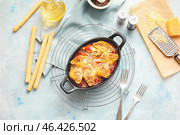 Baking dish with tasty conchiglioni pasta on color background. Стоковое фото, фотограф Pixel_shot / Фотобанк Лори