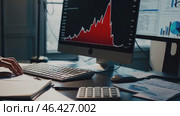 Economist analyzing negative financial market trend on computer. Стоковое видео, видеограф Данил Руденко / Фотобанк Лори