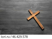 Christian cross on wooden background. Стоковое фото, фотограф Pixel_shot / Фотобанк Лори