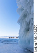 LAKE BAIKAL, OLKHON ISLAND, IRKUTSK REGION, RUSSIA -  February 22, 2025: Groups of tourists come to famous Cape Sagan-Khushun in SUVs to admire unusual icicles and beautiful ice crust on rocks. Редакционное фото, фотограф Виктория Катьянова / Фотобанк Лори