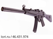 Автомат MP 5 с глушителем на белом фоне (2020 год). Редакционное фото, фотограф Дарджания Зураб / Фотобанк Лори