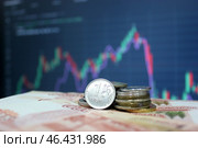 Купюры и монеты российского рубля на фоне графика торгов. Стоковое фото, фотограф Борис Килин / Фотобанк Лори