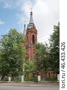Фрагмент здания костёла Святейшего Сердца Иисуса (1910 год). Рыбинск, Ярославская область, Россия (2024 год). Стоковое фото, фотограф Елена Коромыслова / Фотобанк Лори