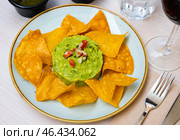 Mexican Guacamole sauce with chips nachos. Стоковое фото, фотограф Яков Филимонов / Фотобанк Лори