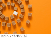 Куб белого сахара среди коричневых на предпосылке цвета. Концепция уникальности. Стоковое фото, фотограф Pixel_shot / Фотобанк Лори